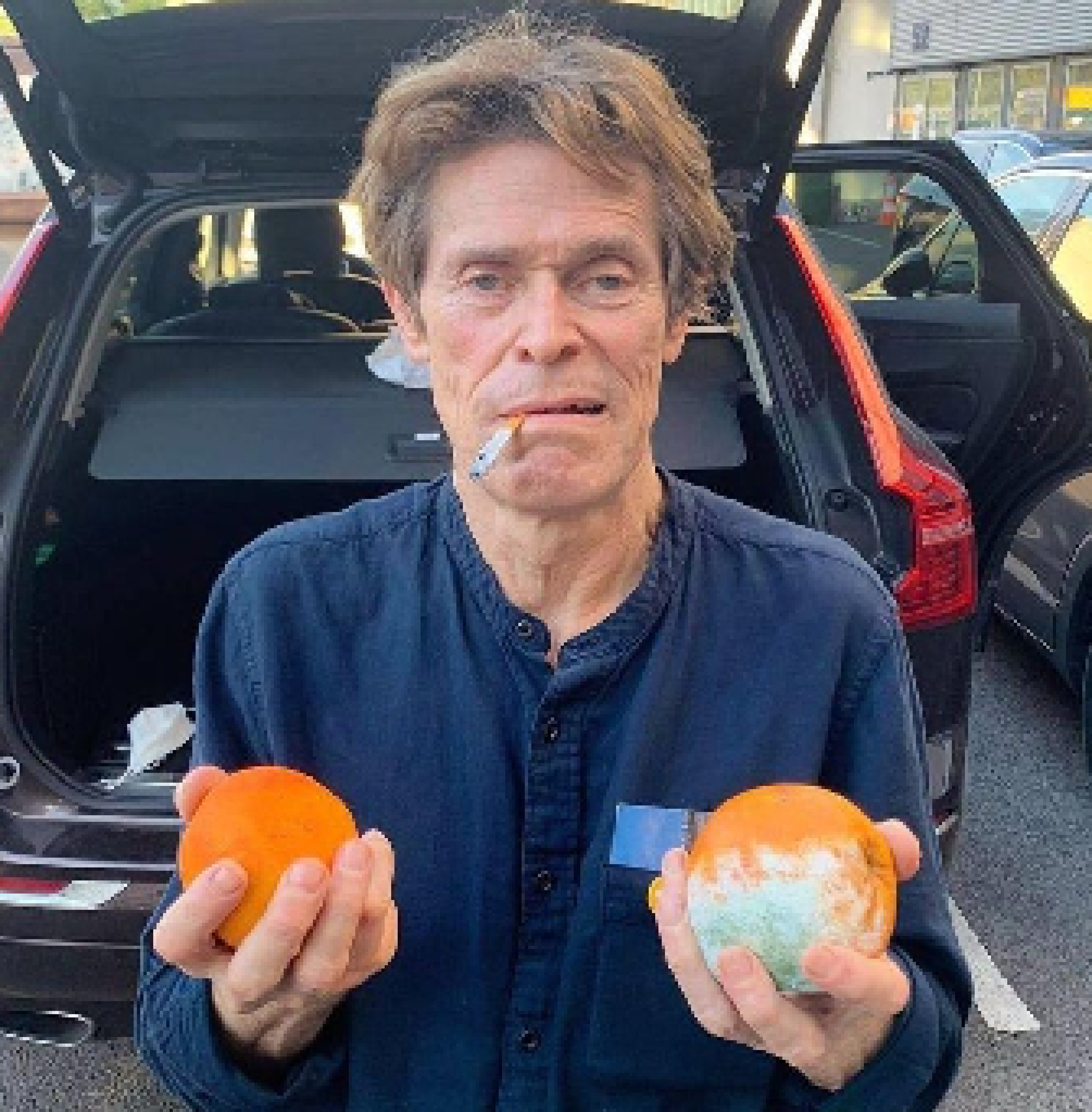 [bce8e5] oh its two oranges, the cigarrete is in his mouth