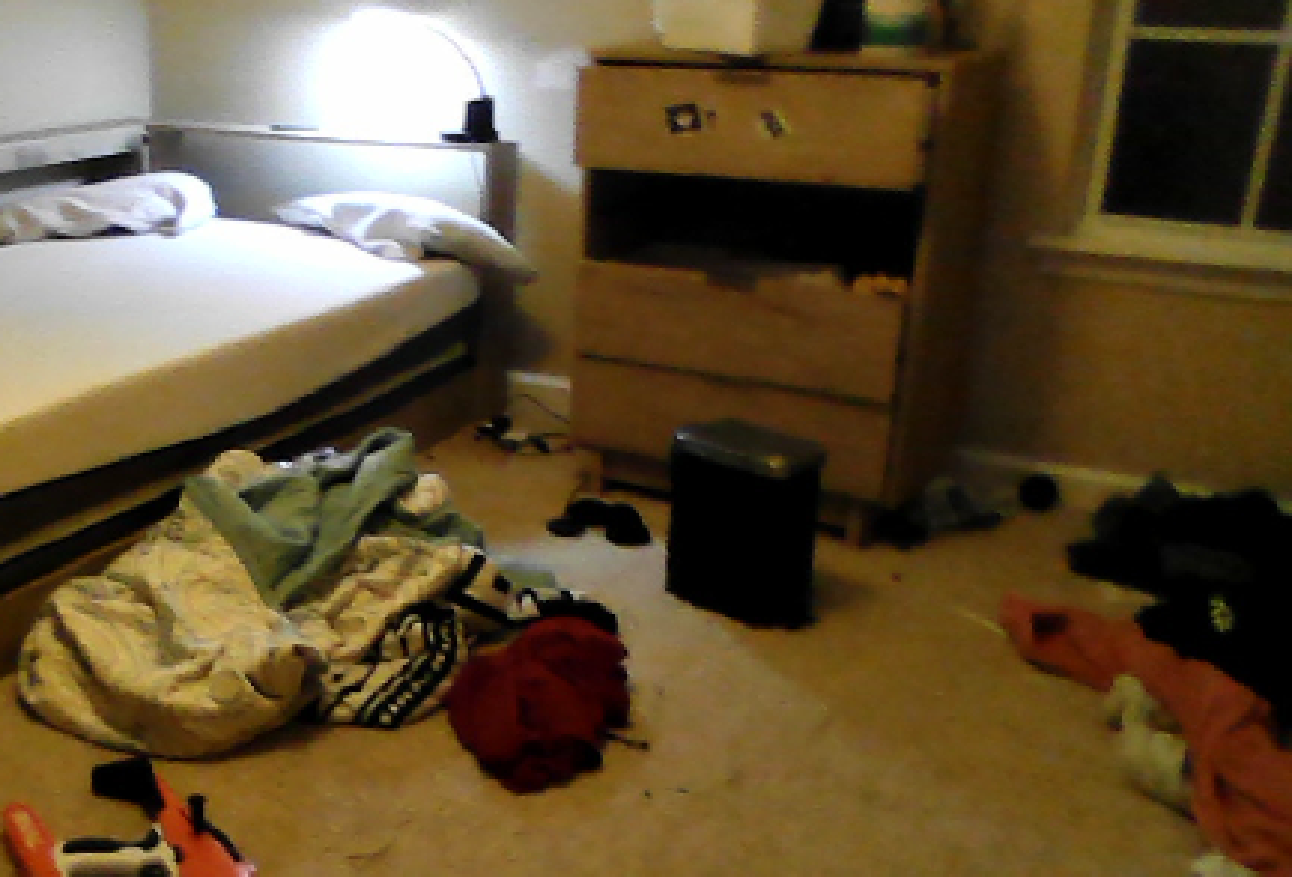 [a18aa4] this is my room [very messy]